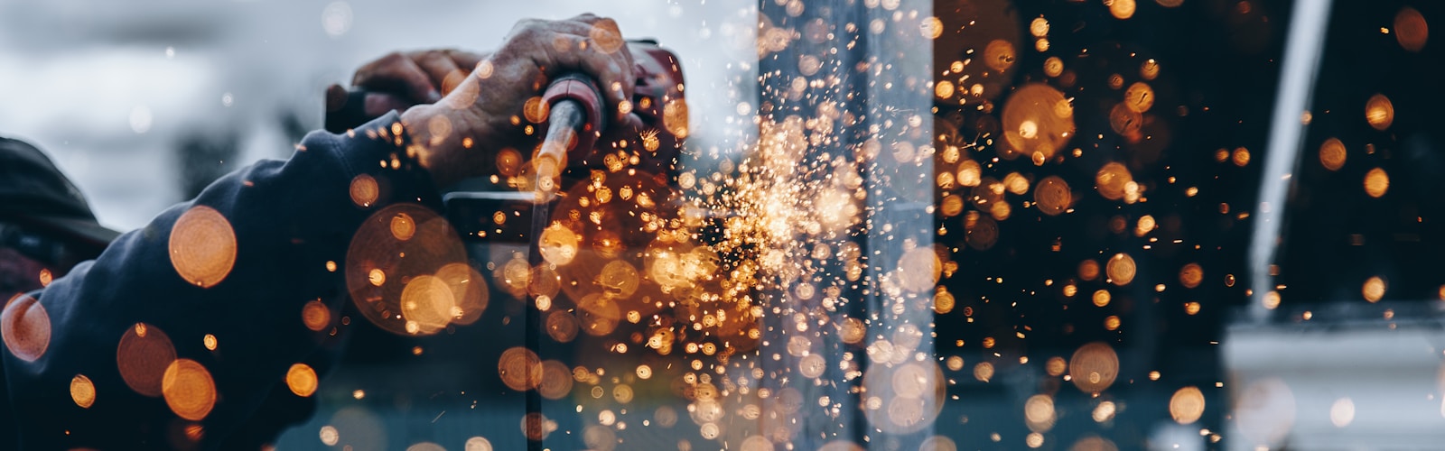 射出成形工場と人物