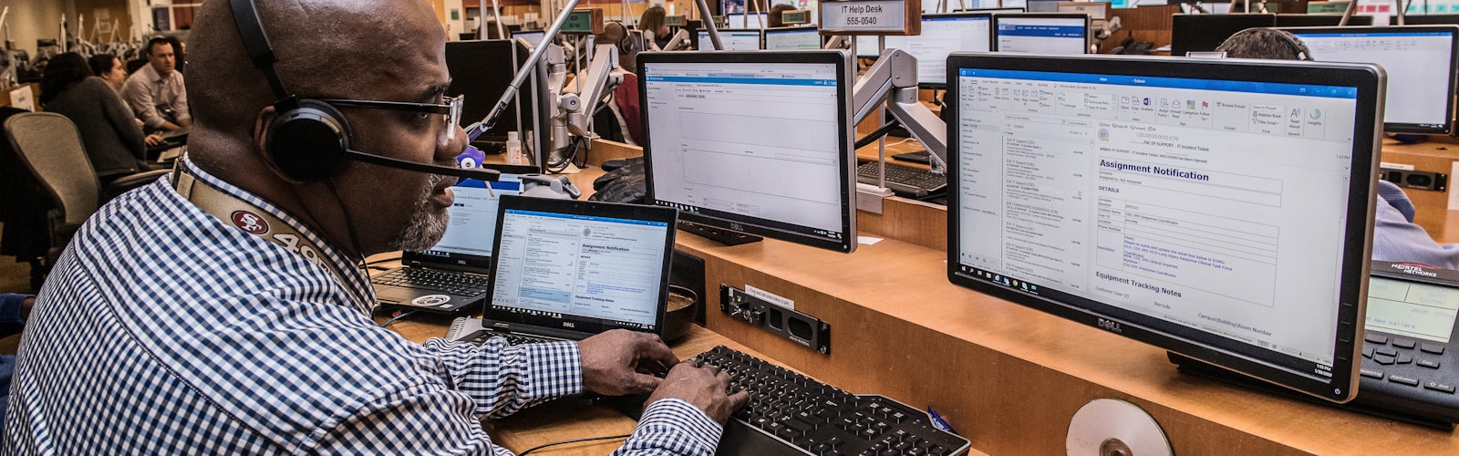 射出成形工場内観